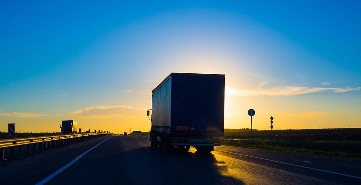 transporte-camion-puesta-sol